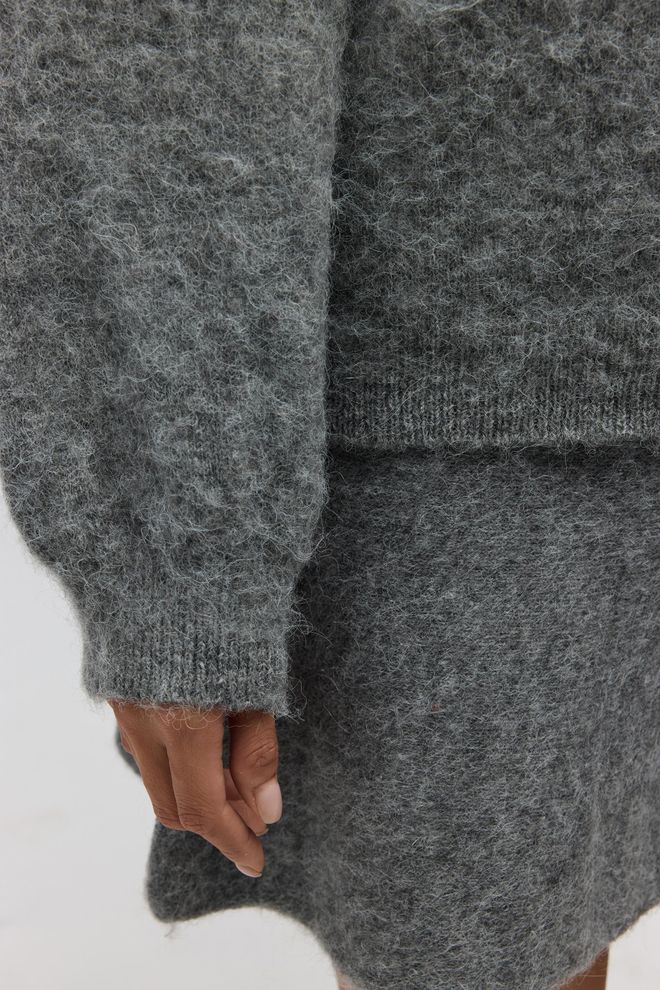 Mai Collection Серый Свитер С V образным Вырезом И Длинными Рукавами Grey Sweater With V Neck And Long Sleeves Оптовая продажа одежды Падают осенью