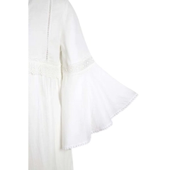 Bir model, Mare Style toptan giyim markasının 23346 - Guipure Detailed Pure Organic Cotton Midi Dress - White toptan Elbise ürününü sergiliyor.