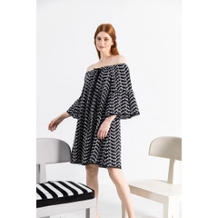 Un model de îmbrăcăminte angro poartă 23348 - Off the Shoulder Oversize Dress - Black, turcesc angro Rochie de Mare Style