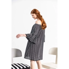 Een kledingmodel uit de groothandel draagt 23348 - Off the Shoulder Oversize Dress - Black, Turkse groothandel Jurk van Mare Style