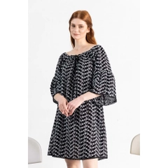 Ένα μοντέλο χονδρικής πώλησης ρούχων φοράει 23348 - Off the Shoulder Oversize Dress - Black, τούρκικο Φόρεμα χονδρικής πώλησης από Mare Style