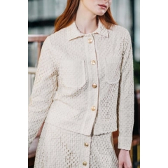 Bir model, Mare Style toptan giyim markasının 23350 - Tweed Classic Jacket - Beige toptan Ceket ürününü sergiliyor.
