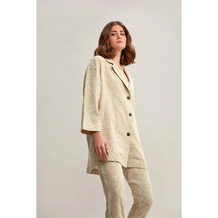 Een kledingmodel uit de groothandel draagt 23357 - Comfortable Cut Buttoned Linen Embroidered Jacket, Turkse groothandel Jasje van Mare Style