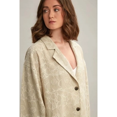 Bir model, Mare Style toptan giyim markasının 23357 - Comfortable Cut Buttoned Linen Embroidered Jacket toptan Ceket ürününü sergiliyor.