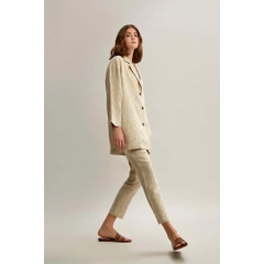 Hurtowa modelka nosi 23357 - Comfortable Cut Buttoned Linen Embroidered Jacket, turecka hurtownia Kurtka firmy Mare Style