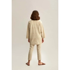 Ένα μοντέλο χονδρικής πώλησης ρούχων φοράει 23357 - Comfortable Cut Buttoned Linen Embroidered Jacket, τούρκικο Μπουφάν χονδρικής πώλησης από Mare Style