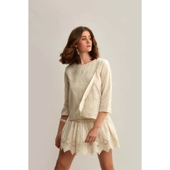Una modella di abbigliamento all'ingrosso indossa 23358 - Cotton Linen Blend Patterned Blouse - Beige, vendita all'ingrosso turca di Camicetta di Mare Style