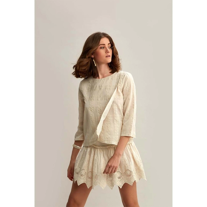 Ein Bekleidungsmodell aus dem Großhandel trägt 23358 - Cotton Linen Blend Patterned Blouse - Beige, türkischer Großhandel Bluse von Mare Style