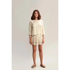 Een kledingmodel uit de groothandel draagt 23358 - Cotton Linen Blend Patterned Blouse - Beige, Turkse groothandel Blouse van Mare Style