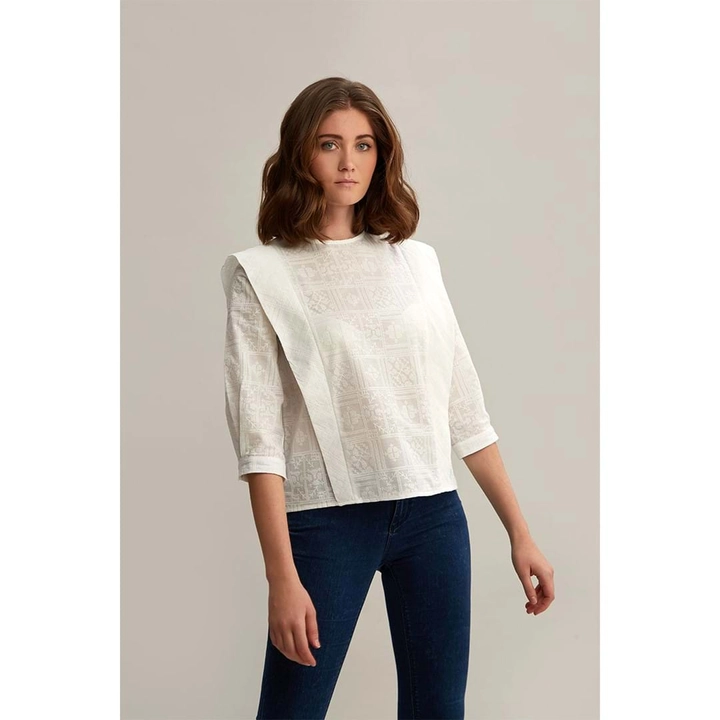Bir model, Mare Style toptan giyim markasının 23359 - Round Neck 3/4 Sleeve Cotton Embroidered Blouse - White toptan Bluz ürününü sergiliyor.