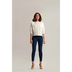 Ένα μοντέλο χονδρικής πώλησης ρούχων φοράει 23359 - Round Neck 3/4 Sleeve Cotton Embroidered Blouse - White, τούρκικο Μπλούζα χονδρικής πώλησης από Mare Style