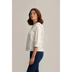 Een kledingmodel uit de groothandel draagt 23359 - Round Neck 3/4 Sleeve Cotton Embroidered Blouse - White, Turkse groothandel Blouse van Mare Style