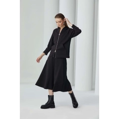 Een kledingmodel uit de groothandel draagt 23372 - Zippered Brode Detailed Sweatshirt - Black, Turkse groothandel Sweatshirt van Mare Style