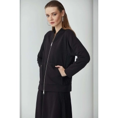 Bir model, Mare Style toptan giyim markasının 23372 - Zippered Brode Detailed Sweatshirt - Black toptan Sweatshirt ürününü sergiliyor.
