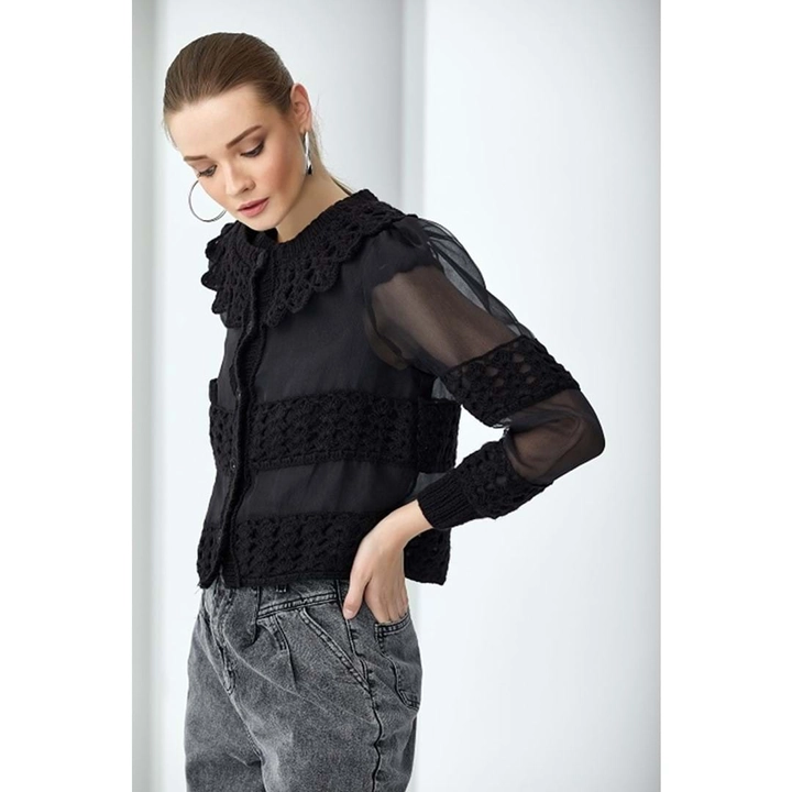 Een kledingmodel uit de groothandel draagt 23379 - Handmade Collar Organza Jacket - Black, Turkse groothandel Jasje van Mare Style