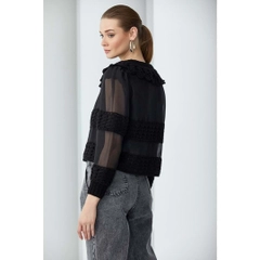 Ένα μοντέλο χονδρικής πώλησης ρούχων φοράει 23379 - Handmade Collar Organza Jacket - Black, τούρκικο Μπουφάν χονδρικής πώλησης από Mare Style
