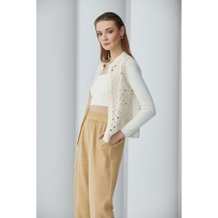 Ein Bekleidungsmodell aus dem Großhandel trägt 23384 - Patterned Brode Knitwear Cardigan - Beige, türkischer Großhandel Strickjacke von Mare Style
