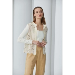 Una modella di abbigliamento all'ingrosso indossa 23384 - Patterned Brode Knitwear Cardigan - Beige, vendita all'ingrosso turca di Cardigan di Mare Style