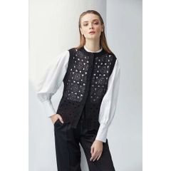 Bir model, Mare Style toptan giyim markasının 23385 - Brode Detailed Knitwear Vest - Black toptan Yelek ürününü sergiliyor.