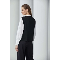 Bir model, Mare Style toptan giyim markasının 23385 - Brode Detailed Knitwear Vest - Black toptan Yelek ürününü sergiliyor.