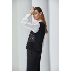 Ένα μοντέλο χονδρικής πώλησης ρούχων φοράει 23385 - Brode Detailed Knitwear Vest - Black, τούρκικο Αμάνικο μπλουζάκι χονδρικής πώλησης από Mare Style