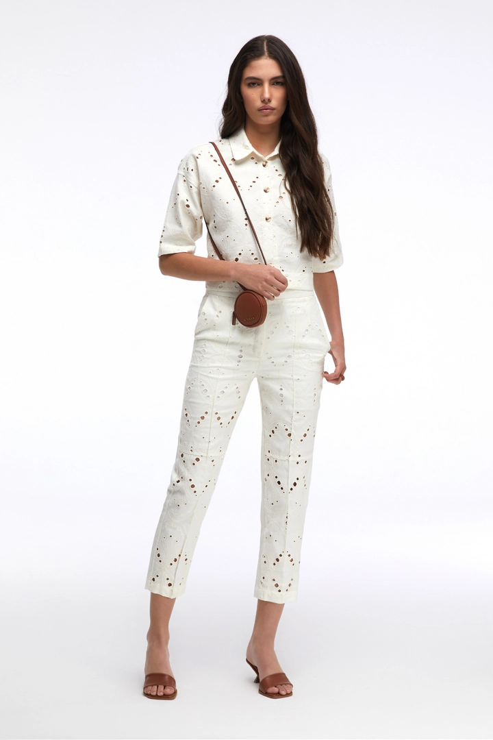 Una modelo de ropa al por mayor lleva MAR10014 - Off White Linen & Cotton Embroidered Trousers, Pantalón turco al por mayor de Mare Style