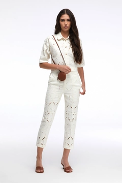 Una modella di abbigliamento all'ingrosso indossa MAR10014 - Off White Linen & Cotton Embroidered Trousers, vendita all'ingrosso turca di Pantaloni di Mare Style