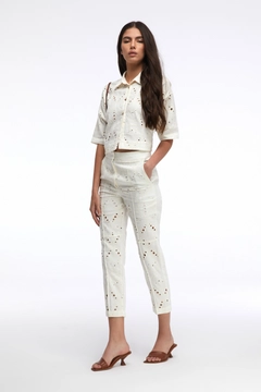 Una modelo de ropa al por mayor lleva MAR10014 - Off White Linen & Cotton Embroidered Trousers, Pantalón turco al por mayor de Mare Style