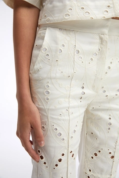 Bir model, Mare Style toptan giyim markasının MAR10014 - Off White Linen & Cotton Embroidered Trousers toptan Pantolon ürününü sergiliyor.
