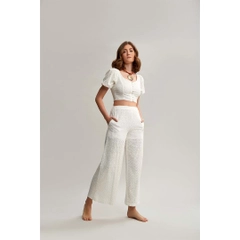 Una modella di abbigliamento all'ingrosso indossa 33193 - High Waist Wide Leg Cotton White Brode Trousers - White, vendita all'ingrosso turca di Pantaloni di Mare Style