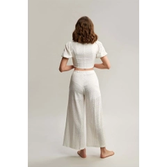 Ένα μοντέλο χονδρικής πώλησης ρούχων φοράει 33193 - High Waist Wide Leg Cotton White Brode Trousers - White, τούρκικο Παντελόνι χονδρικής πώλησης από Mare Style