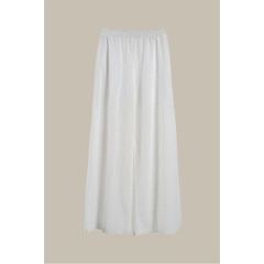 Модель оптовой продажи одежды носит 33193 - High Waist Wide Leg Cotton White Brode Trousers - White, турецкий оптовый товар Штаны от Mare Style.