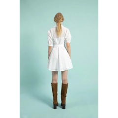 Bir model, Mare Style toptan giyim markasının 33195 - Shirt Collar Cotton Mini Embroidered Dress - White toptan Elbise ürününü sergiliyor.