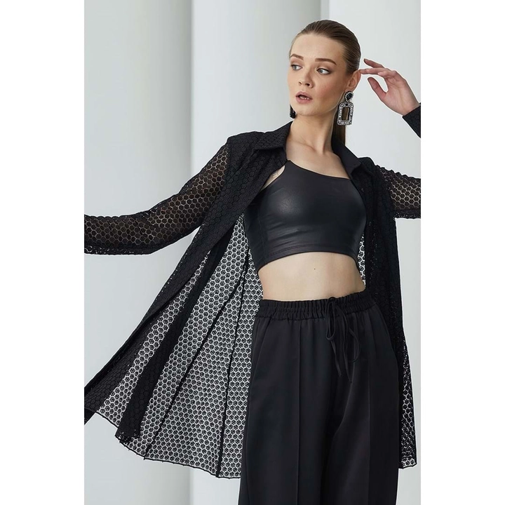 Een kledingmodel uit de groothandel draagt 33196 - Comfortable Cut Transparent Sleeve Embroidered Shirt - Black, Turkse groothandel Shirt van Mare Style