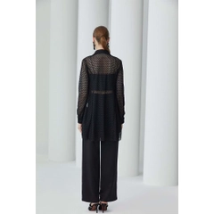 Een kledingmodel uit de groothandel draagt 33196 - Comfortable Cut Transparent Sleeve Embroidered Shirt - Black, Turkse groothandel Shirt van Mare Style