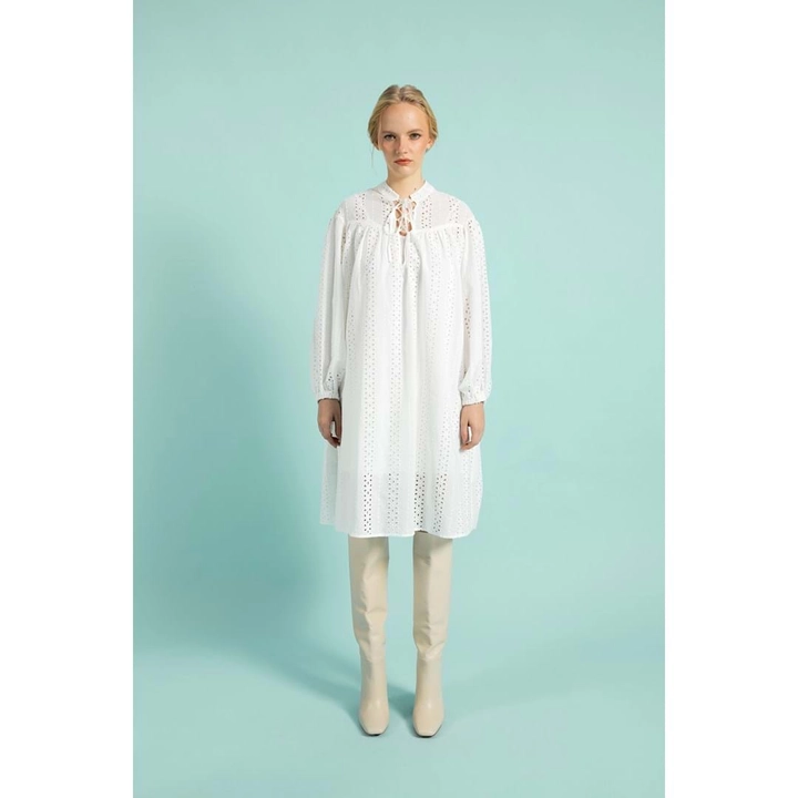 Bir model, Mare Style toptan giyim markasının 33201 - Comfortable Cut Cotton Embroidered Dress-White toptan Elbise ürününü sergiliyor.