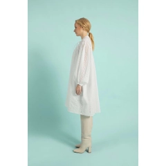 Una modella di abbigliamento all'ingrosso indossa 33201 - Comfortable Cut Cotton Embroidered Dress-White, vendita all'ingrosso turca di Vestito di Mare Style