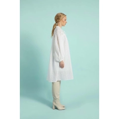 Een kledingmodel uit de groothandel draagt 33201 - Comfortable Cut Cotton Embroidered Dress-White, Turkse groothandel Jurk van Mare Style
