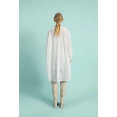 Una modella di abbigliamento all'ingrosso indossa 33201 - Comfortable Cut Cotton Embroidered Dress-White, vendita all'ingrosso turca di Vestito di Mare Style