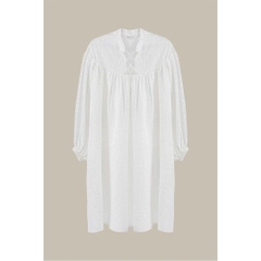 Bir model, Mare Style toptan giyim markasının 33201 - Comfortable Cut Cotton Embroidered Dress-White toptan Elbise ürününü sergiliyor.