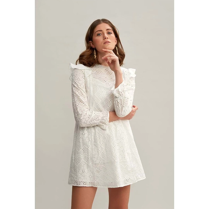 Bir model, Mare Style toptan giyim markasının 33202 - Crew Neck Long Sleeve Mini Cotton Embroidered Dress - White toptan Elbise ürününü sergiliyor.