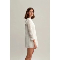 Una modella di abbigliamento all'ingrosso indossa 33202 - Crew Neck Long Sleeve Mini Cotton Embroidered Dress - White, vendita all'ingrosso turca di Vestito di Mare Style