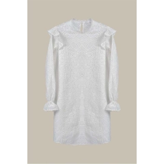 Un mannequin de vêtements en gros porte 33202 - Crew Neck Long Sleeve Mini Cotton Embroidered Dress - White, Robe en gros de Mare Style en provenance de Turquie