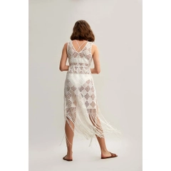 Una modella di abbigliamento all'ingrosso indossa 33203 - V Neck Tassel Detailed Embroidered Beach Dress - White, vendita all'ingrosso turca di Vestito di Mare Style