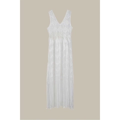 Bir model, Mare Style toptan giyim markasının 33203 - V Neck Tassel Detailed Embroidered Beach Dress - White toptan Elbise ürününü sergiliyor.