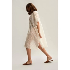 Bir model, Mare Style toptan giyim markasının 33205 - Guipure Detailed Off-White Embroidered Beach Dress - Ecru toptan Elbise ürününü sergiliyor.