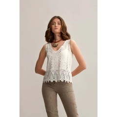 Ένα μοντέλο χονδρικής πώλησης ρούχων φοράει 33206 - Strapped V Neck Cotton Brode Blouse - White, τούρκικο Μπλούζα χονδρικής πώλησης από Mare Style