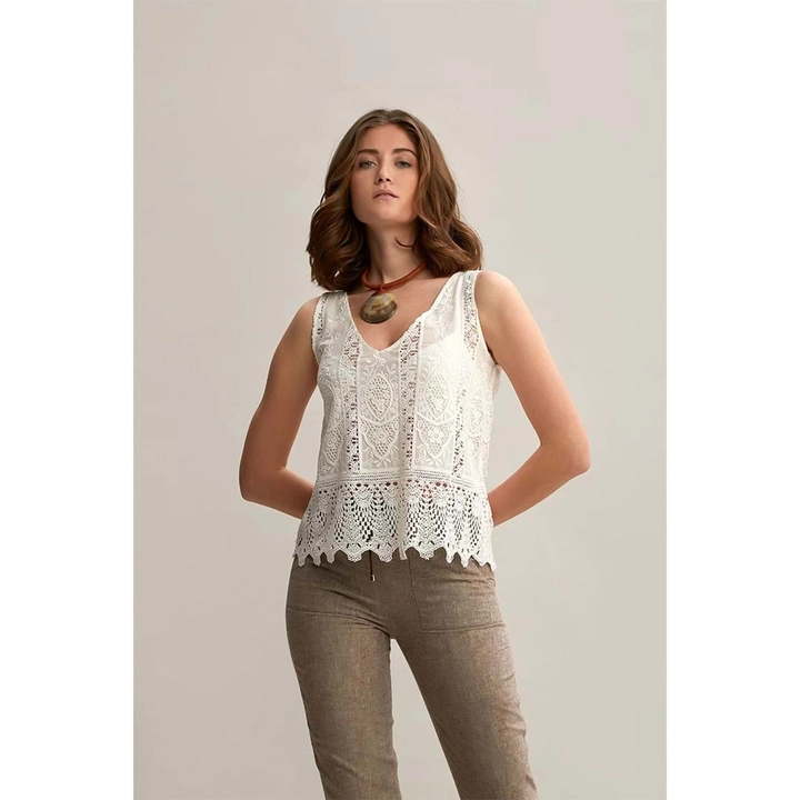 Een kledingmodel uit de groothandel draagt 33206 - Strapped V Neck Cotton Brode Blouse - White, Turkse groothandel Blouse van Mare Style