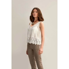 Bir model, Mare Style toptan giyim markasının 33206 - Strapped V Neck Cotton Brode Blouse - White toptan Bluz ürününü sergiliyor.