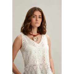 Una modella di abbigliamento all'ingrosso indossa 33206 - Strapped V Neck Cotton Brode Blouse - White, vendita all'ingrosso turca di Camicetta di Mare Style